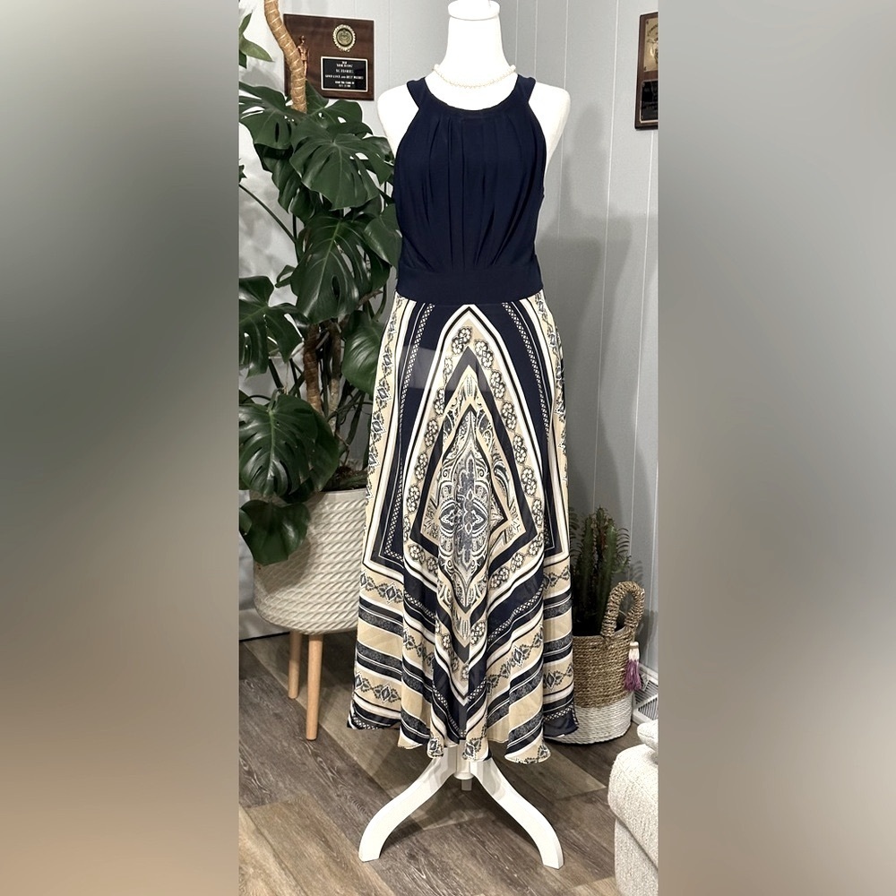 🛍️52Seven beautiful dress with stretch comfortable size 12 measurements posted